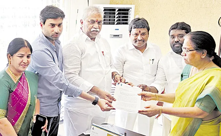 YSRCP Leaders Met State Election Commissioner Neelam Sawhney