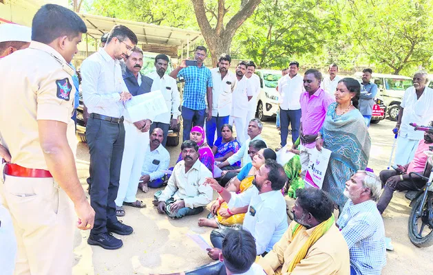 బ్యాక్‌లాగ్‌ పోస్టుల్లో అర్హులకు అన్యాయం 