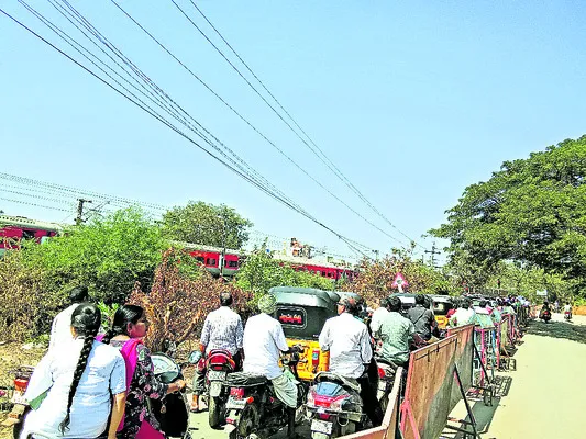 వాహనదారుల పడిగాపులు