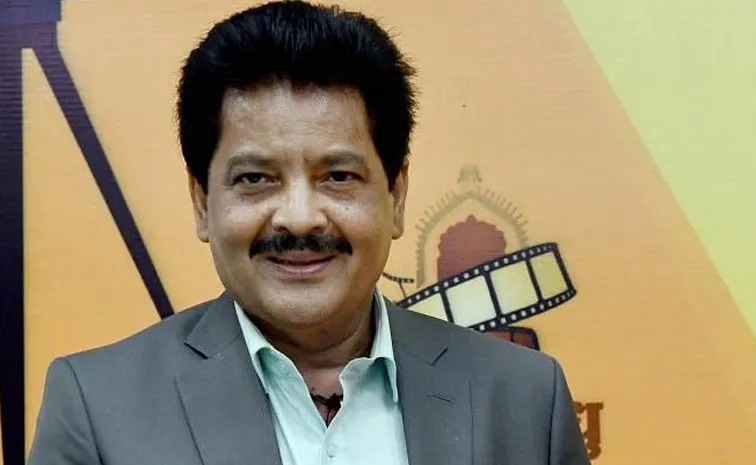 Udit Narayan another video female fan during one of his concerts