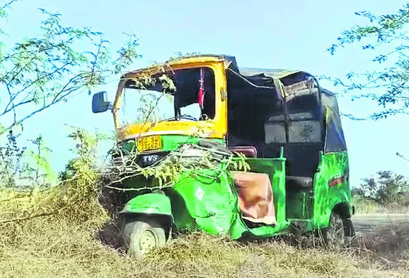 అదుపుతప్పి స్తంభాన్ని ఢీకొన్న ఆటో 