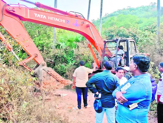 పోలవరం కాలువ పనులు అడ్డుకున్న నిర్వాసితులు