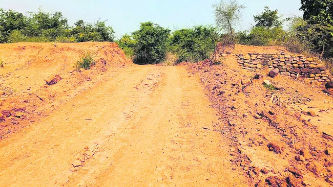 కట్టను చదును చేసి..  దర్జాగా రహదారి వేసి..  
