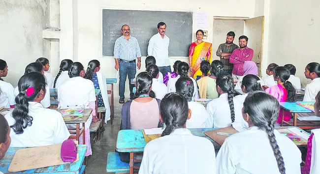 మాస్‌కాపీయింగ్‌కు పాల్పడితే డిబారే.. 