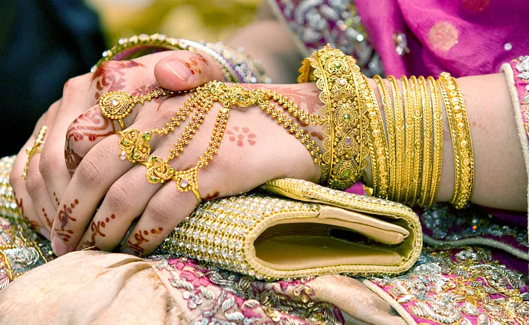 Teenage Girl Sells Mother Jewellery Worth rs1Crore for Just rs680 to Buy Lip Studs