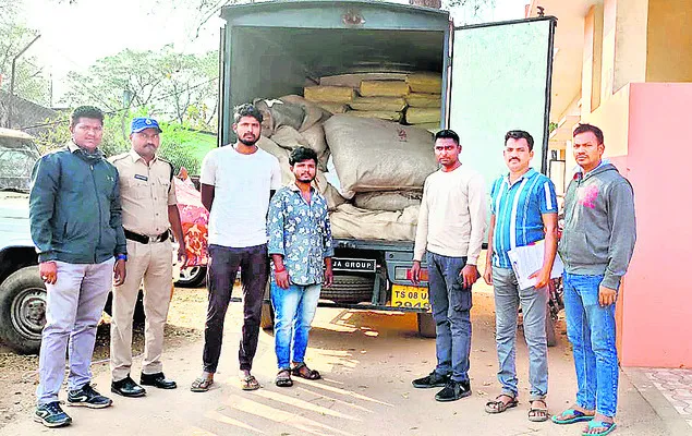 నిషేధిత గుట్కా, పొగాకు ఉత్పత్తుల స్వాధీనం