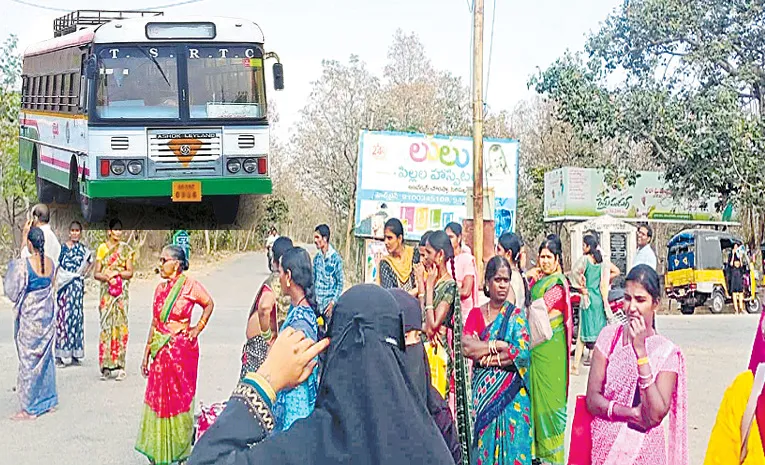 Women suffering RTC Bus Kamareddy Bus Stop