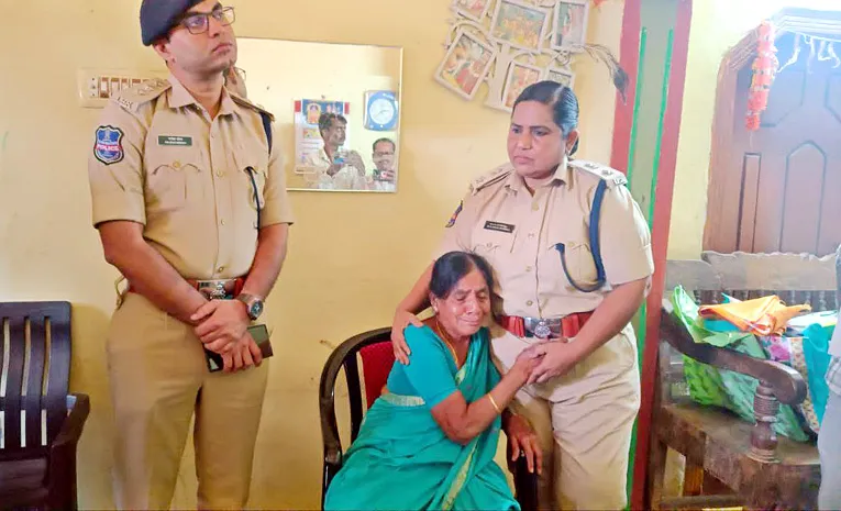 SP Janaki Sharmila Meet Maoist Srinivas Family In Nirmal