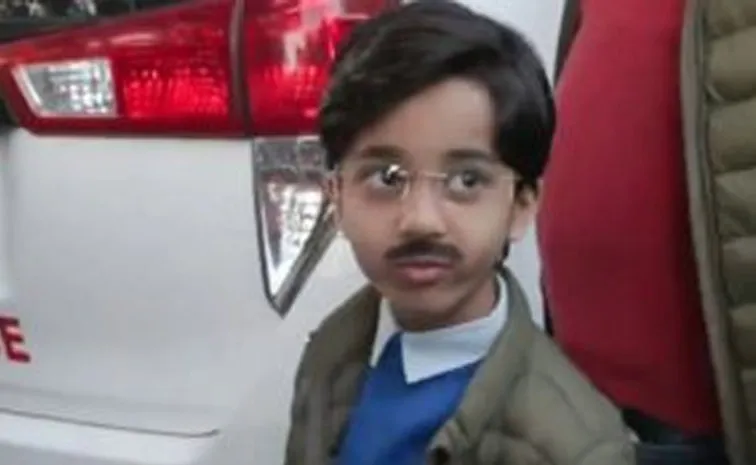 Baby Mufflerman Reached Arvind Kejriwal Residence Watch Video