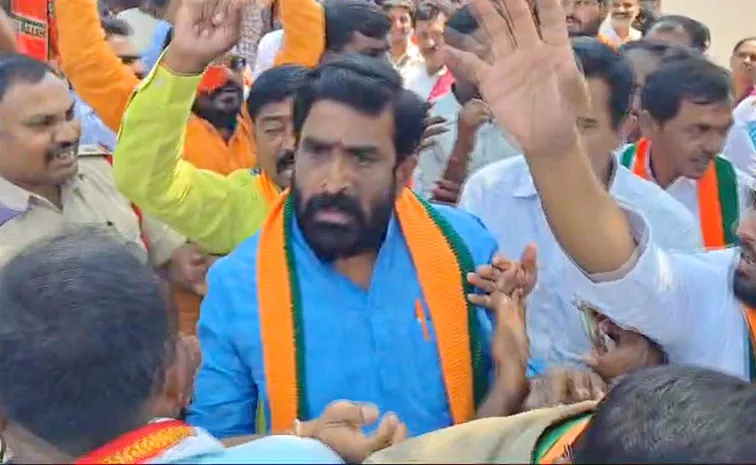 Political Clash Between Congress And BJP Leaders AT Warangal