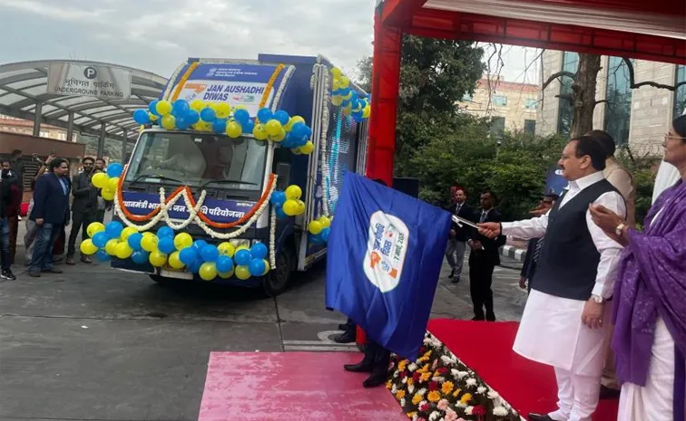 JP Nadda flagged off the Jan Aushadhi Raths to mark the beginning of the Jan Aushadhi Saptah