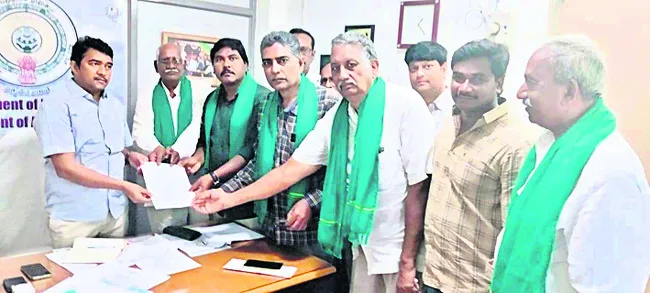 కోకోకు మద్దతు ధర ఇవ్వాలి 