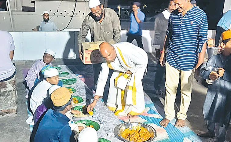 Ganesh Temple Priest Serve Iftar Meals To Muslims in Telangana