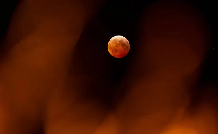 Watch Total Lunar Eclipse 2025 And The Moon Turns Into