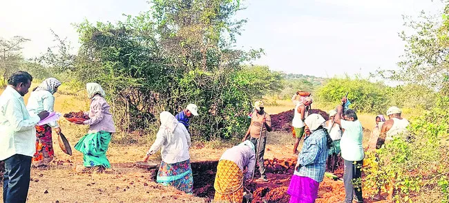అయ్యో కూలీలు.. ఆకలి కేకలు