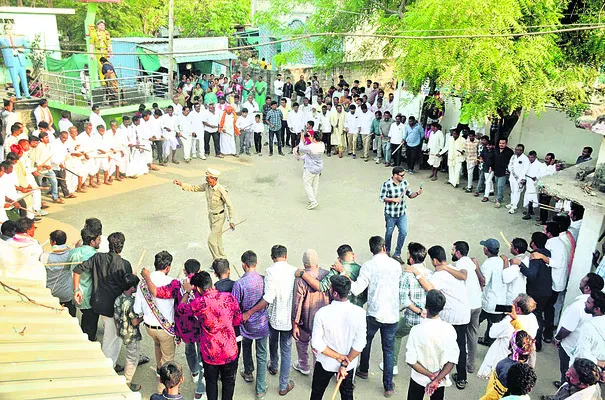 లోక్యాతండాలో ప్రారంభమైన హోలీ వేడుకలు