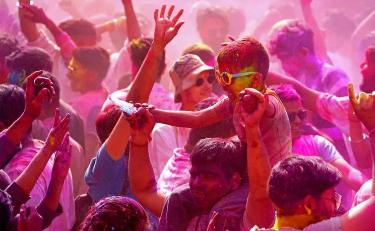 Viral Videos of Holi Forcefully Applying Color Hilarious