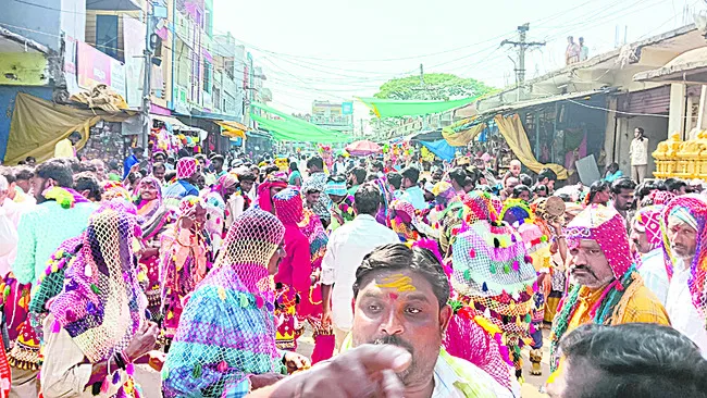 పోటెత్తిన భక్తజనం 
