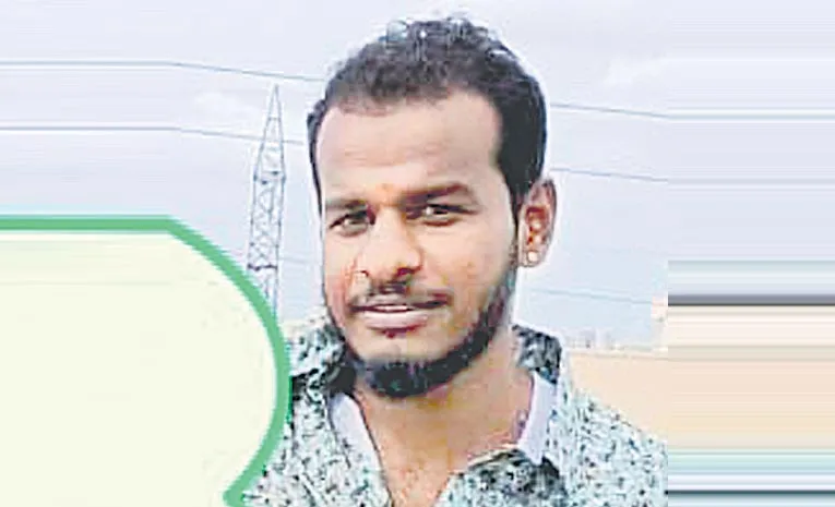 Girlfriend Protest in Front of her Lover House in Hyderabad