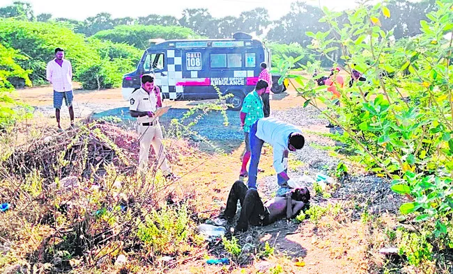 రైల్లో నుంచి పడి యువకుడి మృతి 