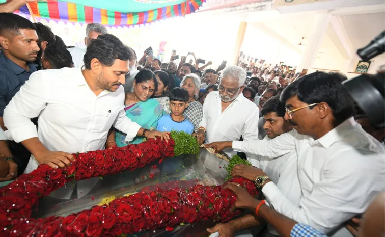 YSRCP President YS Jagan Visits The Residence Of YV Subbareddy Medarametla