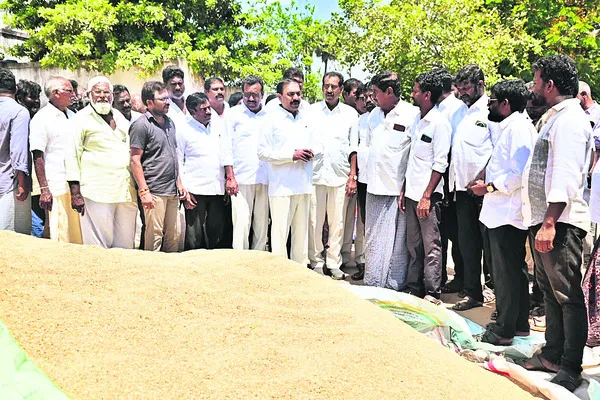 రైతుల్ని దోచేస్తున్న దళారులు, మిల్లర్లు 