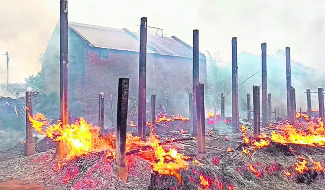 పొగాకు బ్యారన్లు, పాకలు దగ్ధం
