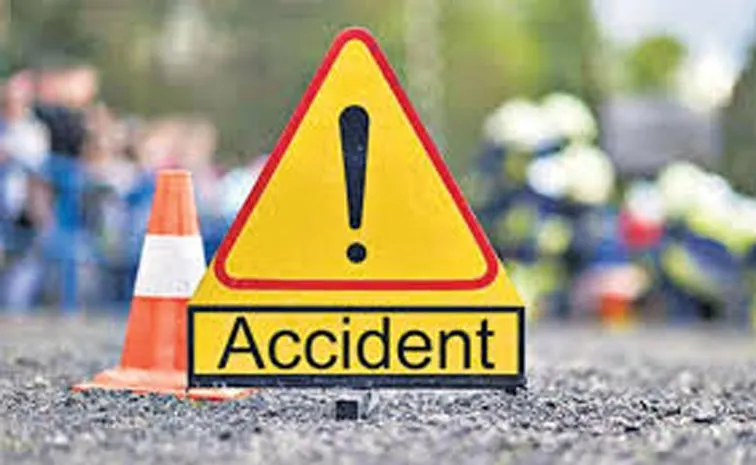 Tipper Lorry Hits Car: Chamarajanagar District