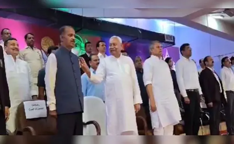 Bihar CM Nitish Kumar Caught Laughing During National Anthem2