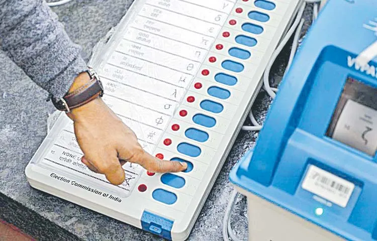 Election Commission working on linking Aadhaar with Voter ID