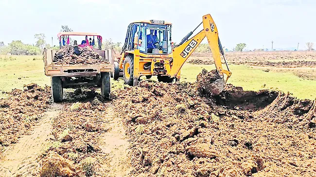 అక్రమంగా మట్టి తవ్వకాలు