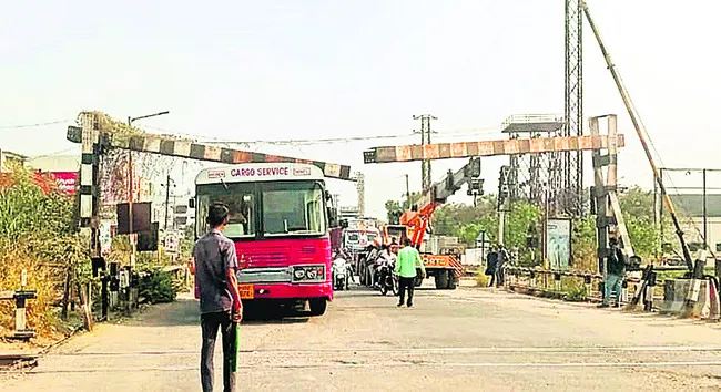 రైల్వే హైట్గేజ్ను ఢీకొట్టిన ట్యాంకర్