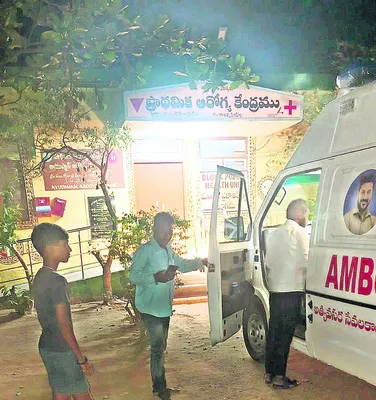 రాత్రివేళ.. పీహెచ్సీలో అందని వైద్యం