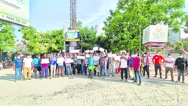 రోడ్డుకు మరమ్మతులు చేయాలని నిరసన