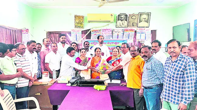 డీఈవో ప్రణీతకు సన్మానం
