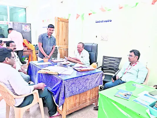 కార్పొరేషన్ల ఇంటర్వ్యూలకు 585 దరఖాస్తులు