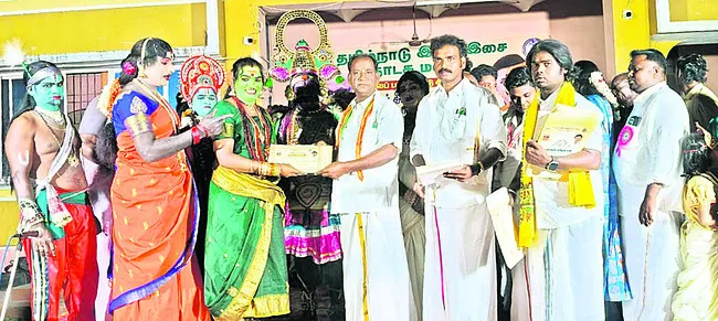 వీధినాటక కళలను పోషించాలి