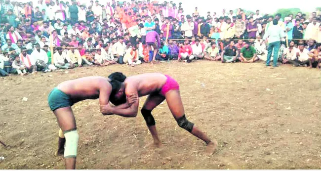 రసవత్తరంగా కుస్తీ పోటీలు