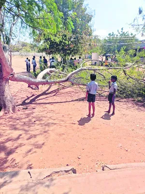 విద్యార్థులకు త్రుటిలో తప్పిన ప్రమాదం