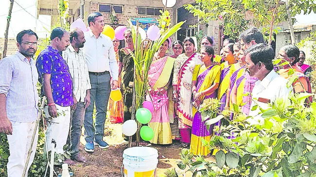 మహిళా సంఘాలకు రుణాలు 
