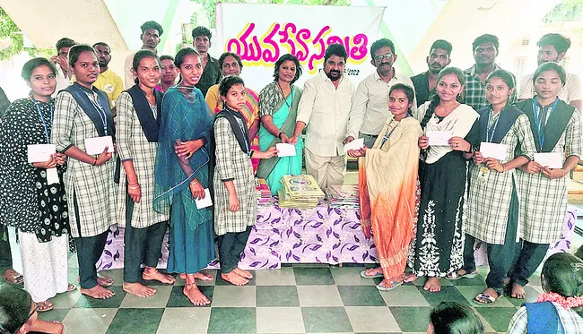 ప్రభుత్వ బాలికల కళాశాలకు రూ.లక్ష విరాళం