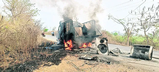 ప్రమాదవశాత్తు వ్యాన్‌ దగ్ధం
