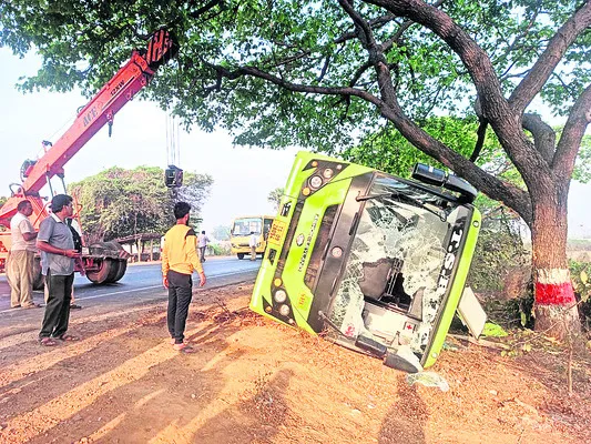 ఆర్టీసీ రాజధాని బస్సు బోల్తా