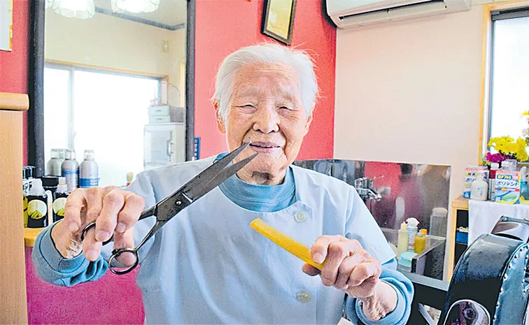 World Oldest Barber Gives Perfect Haircut at Age 108