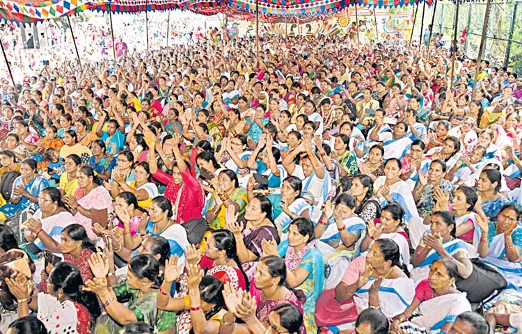 Massive protest by ASHA workers in Vijayawada