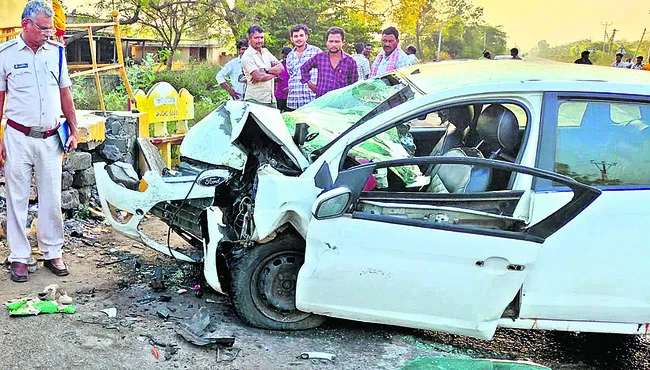 కారు అదుపుతప్పి  మహిళ దుర్మరణం 