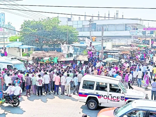 న్యాయం చేయాలని మృతదేహంతో ఆందోళన