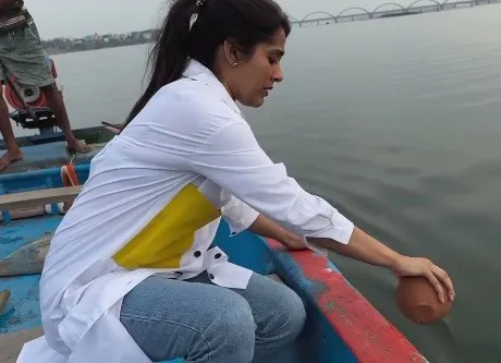 Anchor Rashmi Her Pet Dog Ashes In Godavari River