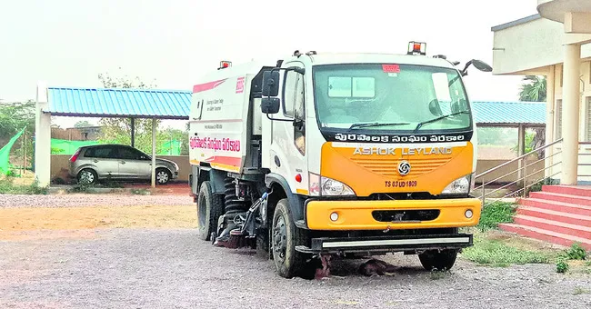 నిరుపయోగంగా శానిటేషన్ వాహనం