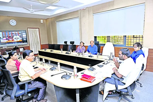 రాజీవ్ యువవికాసంపై దృష్టి సారించాలి